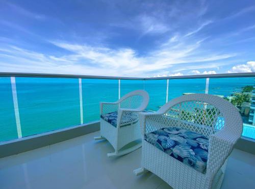 Apartamento de Lujo Frente al Mar con Terraza y Piscina