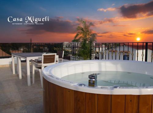 Luxury Oasis in Getsemaní House with Jacuzzi