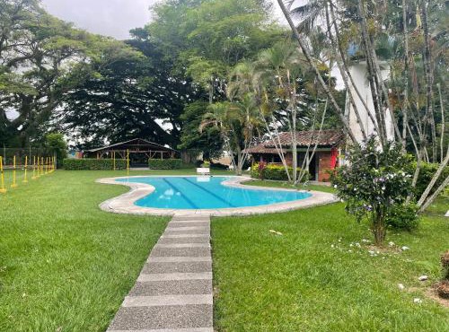 Casa Campestre con piscina Ideal para familias y grupos cerca de Buga