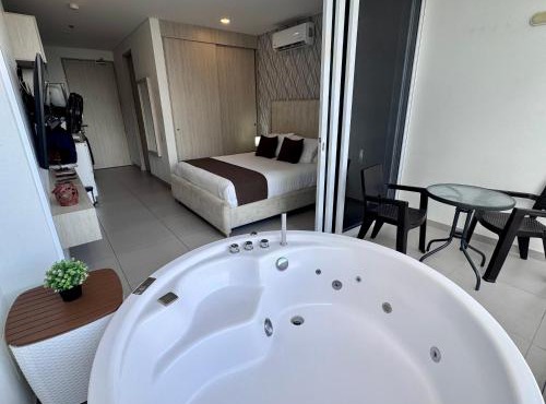 Suite con Jacuzzi y vista al mar piso 13
