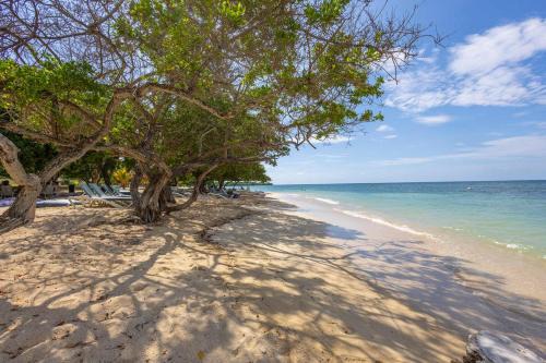 Stunning Sea Views from 3BR Penthouse F3
