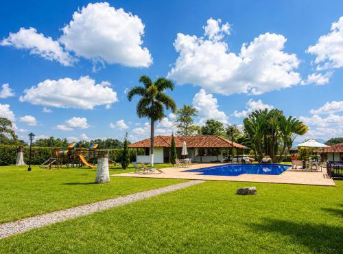 Villa campestre en el Quindío con piscina, bbq, zonas verdes cerca al Parque del Café in Montenegro