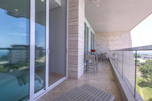 Luxe 2-BR Ocean-View Apartment with Pool Gym & Spa