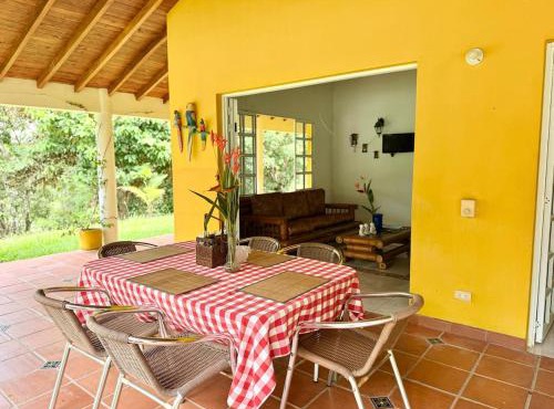 Villa Familiar con Piscina Privada, 8 min de Hacienda Nápoles, Santorini, Rio Claro