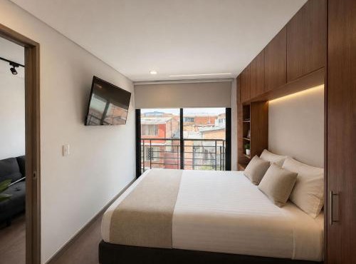 Apto Moderno de Lujo con Balcón Amplio y Vista Urbana