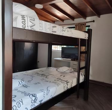 CASA ESTADIO MEDELLIN Amplio Apartamento Renovado para Familias, Grupos o Delegaciones Deportivas cerca al Estadio Atanasio Girardot - Laureles-Estadio
