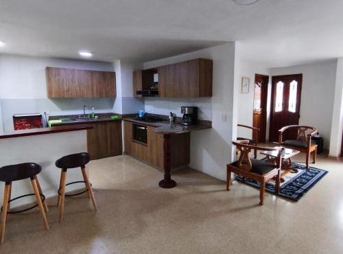 Habitación con cama nueva doble y balcón privado cerca del parque principal in La Ceja