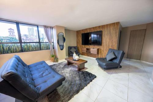 3 bedroom apartment, with arcade machine - 1 block from lleras park p7