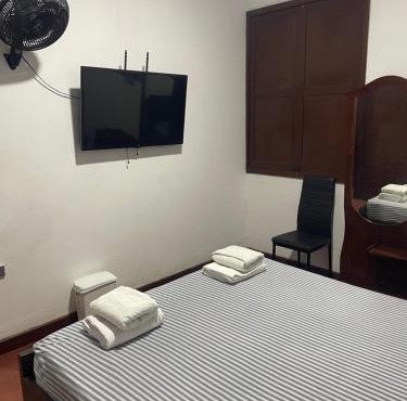 Habitación para pareja Baño Privado piscina en Buga