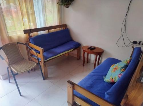 Comodo chalet, en una muy buena ubicación y rodeado de jardines