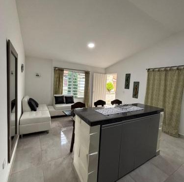 Acogedora Casa con Terraza en Ciudad Jardín