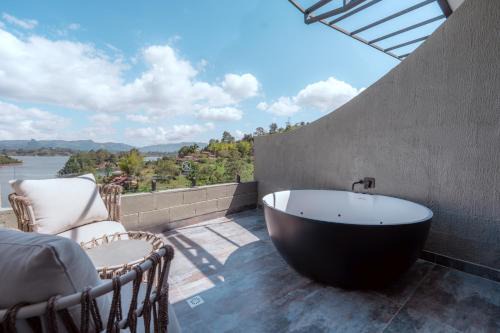Roka Hotel