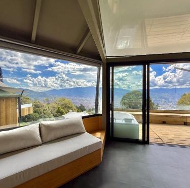 Modern Vista Cabin, Jacuzzi, Terrace, Views in Medellín
