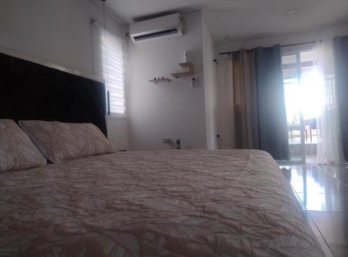 Habitación King con baño privado, AC, cerca a centro de eventos, aeropuerto,zona bancaria y comercial