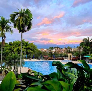 Alojamiento Familiar para 21 - A 5min del Aeropuerto - Con 4 Pisincas - 3 Jacuzzi - By Molca Travel