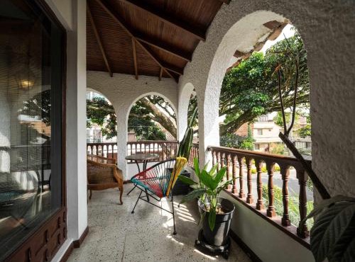 Bright Colonial 5BR House with Balcony