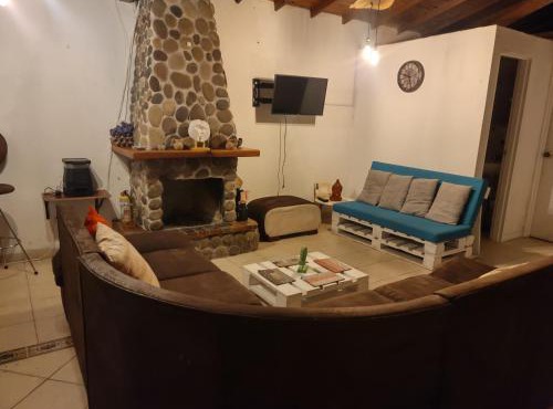 Casa Rustica con chimenea en su interior, rodeado de los cuatro elementos tierra, fuego, aire y agua, ubicada en sector tranquilo, para descansar en familia o amigos,