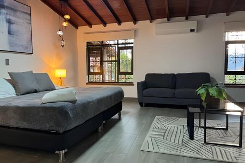 Apt Poblado; walking distance to restaurants