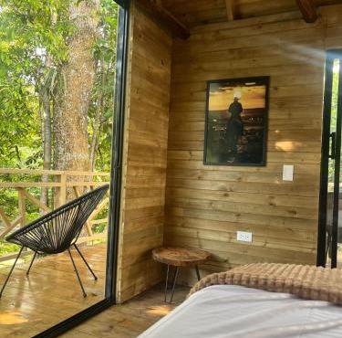 RíoBosque Cabañas de lujo frente al rio desayuno incluido san carlos antioquia
