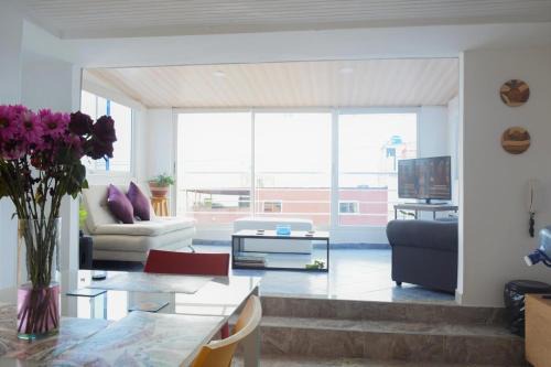 Apto 301 - Remodelado, iluminado y buena vista - Casa Orquídeas