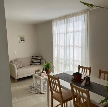 Un apartamento cálido y céntrico rodeado de jardines in Guatapé
