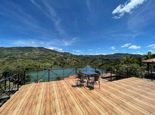 Glamping Montecarlo Lodge Cubo de Madera-Guatapé in Guatapé