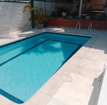 Habitación con aire y piscina