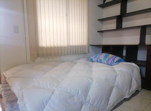 Cuarto con cuarto de baño y terraza