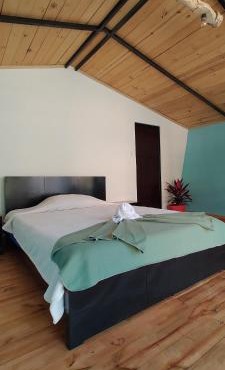 La Tata cabaña y zona de camping