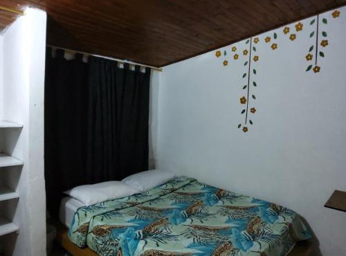 Tahamies Hostal - Artesanos y Turistas.