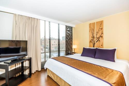 Lloyds Apartasuites Parque 93
