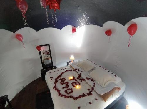 base lunar glamping