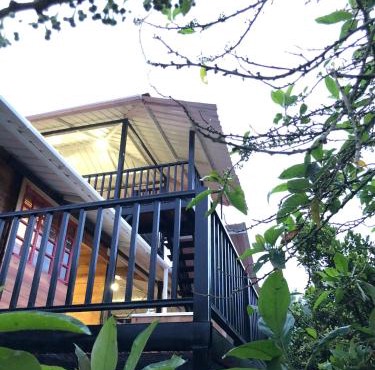 Cabaña tipo glamping en finca cafetera con zonas verdes, avistamiento de aves, paisaje cafetero