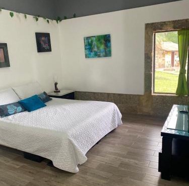 Moderna cabaña en medio de la naturaleza
