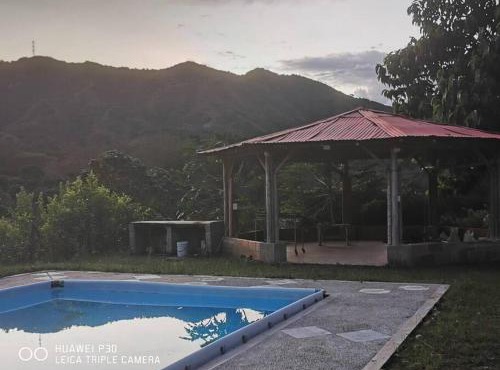 Casa bambú con piscina cerca a santa fe in Sopetran