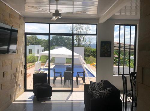 Villa con piscina privada y zona bbq en condominio in Carmen de Apicalá
