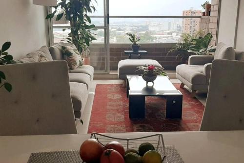Apartamento compartido con anfitrión, habitación con o sin baño privado y vistas preciosas de la ciudad in Sabaneta