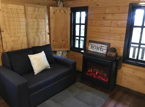 Acogedora cabaña de madera en la naturaleza para desconectarse