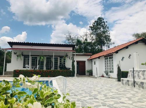 Hermosa Casa de campo grande con aire acon,wifi,piscina,billar !villa ensueño ! in Carmen de Apicalá