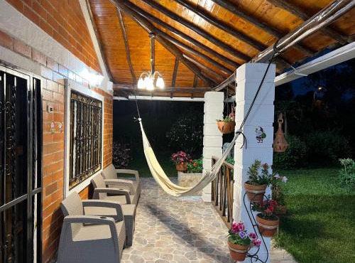 Hermosa Cabana con bonito Jardin y piscina en la Mesa de los Santos